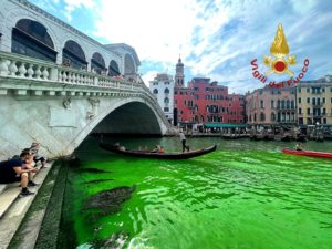 Grünes Wasser in Venedig - was ist passiert